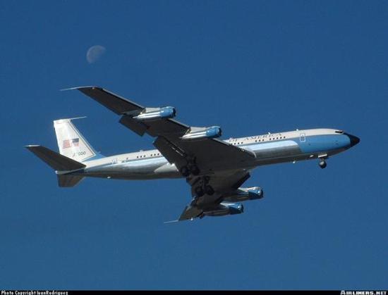 在波音747之前，美國總統(tǒng)專機(jī)是波音707，圖為里根的波音707-353B型“空軍一號(hào)”專機(jī)