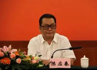｜點評｜ 有媒體梳理出，去年10月在家墜亡的國信證券原總裁陳鴻橋，其任職經(jīng)歷與陳應(yīng)春多有交集。2011年，因受賄罪獲刑7年的深圳市金融辦原主任李林，其任職期間的直接上司正是陳應(yīng)春。但目前并無消息顯示，這些事件存在直接關(guān)聯(lián)。